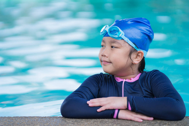 gelukkig kinderen glimlachen schattig klein meisje in zonnebril in zwembad. - Foto, afbeelding