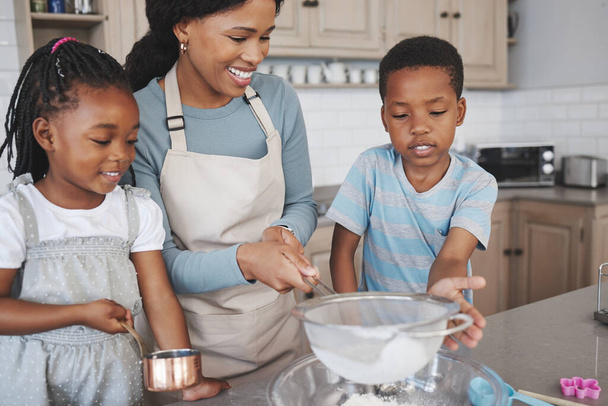 Члени сім'ї можуть бути вашими найкращими друзями. Знімок маминої випічки зі своїми дітьми вдома
. - Фото, зображення