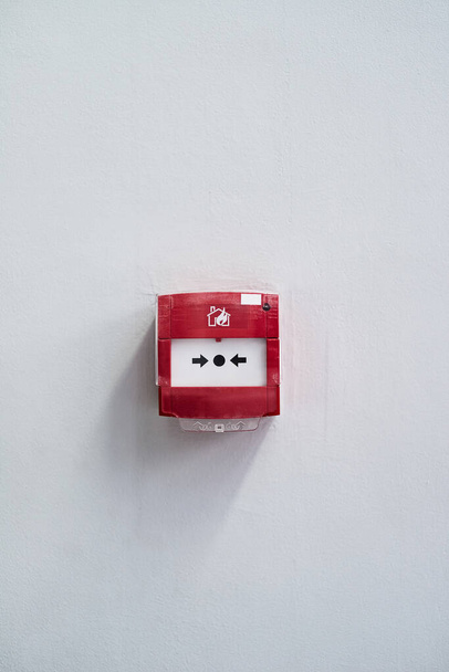Presione en caso de emergencia. Disparo de una alarma de incendio en una pared. - Foto, imagen