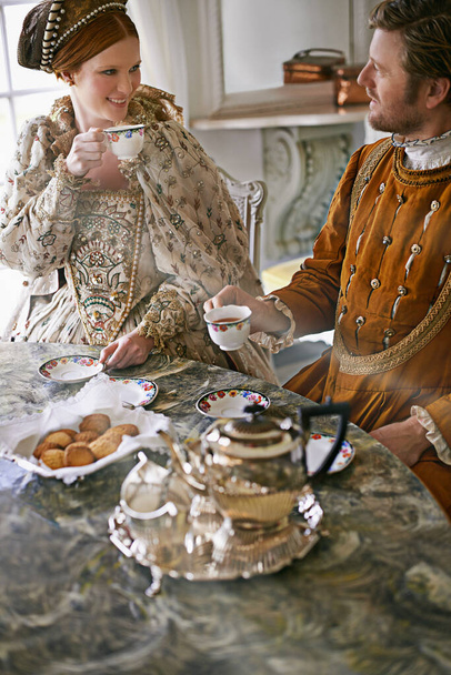 Thé et miettes. Un roi et une reine prenant le thé ensemble à la maison. - Photo, image