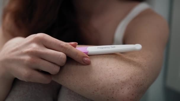 Крупним планом кавказька жінка у ванній чекає результату тесту на вагітність. Знімок з гелієвою камерою RED у 4K
.     - Кадри, відео