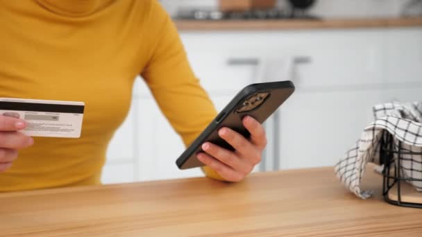 Close up kobieta wpisuje kod karty kredytowej, aby zapłacić prezenty online zakupy smartfon - Materiał filmowy, wideo