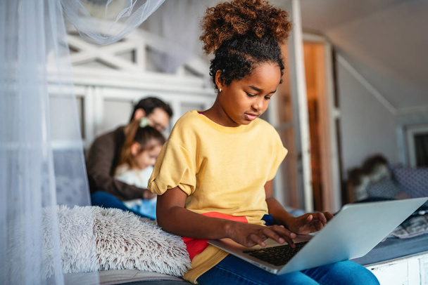 Glückliche Familie. Vater und multiethnische Kinder spielen zu Hause am Tablet-PC. Technologie, Menschen-Konzept - Foto, Bild