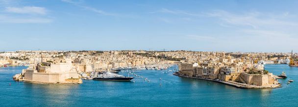 Ein Panoramablick auf das blaue Wasser des Grand Harbour in Valletta mit Blick auf die drei Städte Vittoriosa, Senglea und Cospicua, aufgenommen im April 2022. - Foto, Bild