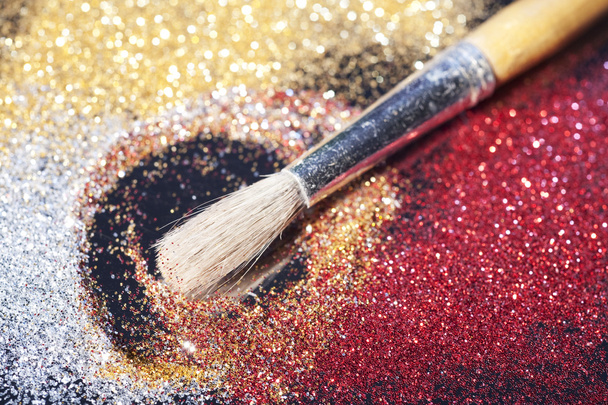 Makyaj fırça ve renkli parlayan tozları yakın çekim - Fotoğraf, Görsel