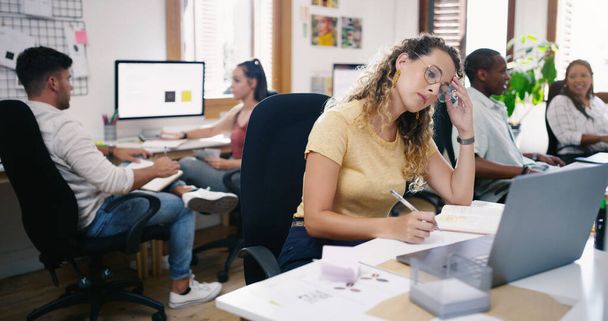 Heute geht nicht mein Weg. Aufnahme einer jungen Geschäftsfrau, die gestresst aussieht, während sie einen Laptop in einem modernen Büro benutzt. - Foto, Bild