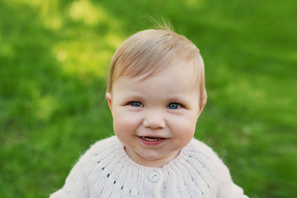 Bébé garçon souriant sur l'herbe dans le parc. Journée de protection des enfants. Journée mondiale de l'enfance. - Photo, image