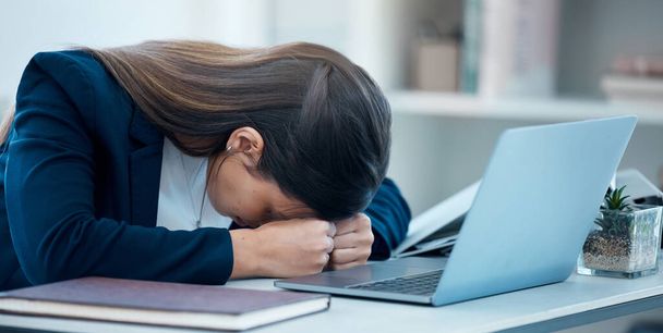Ich kann heute nichts richtig machen. Aufnahme einer jungen Geschäftsfrau, die an ihrem Schreibtisch in einem Büro schläft. - Foto, Bild