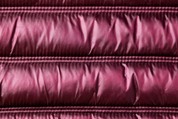 紫色の冬のジャケット、防水性と防風性材料、生地の布パターンの詳細 - 写真・画像