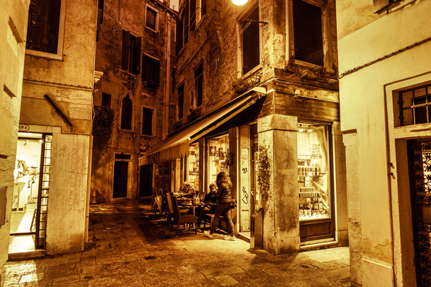 Wenecja, Włochy - 16 lutego 2016: Wizyta w Wenecji, gdy nie ma turystów. Mała restauracja na prawie opuszczonym placu.. - Zdjęcie, obraz