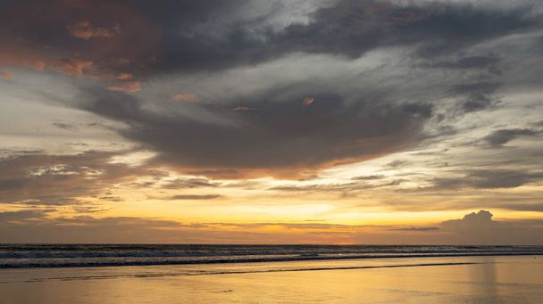 Удивительный закат на пляже Легиан в Бали, Индонезия - Фото, изображение