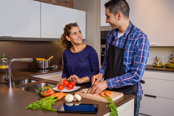 Paar bereitet in der heimischen Küche gesundes Essen zu - Foto, Bild