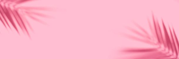 Trendiges Konzept aus natürlichen Materialien mit Palmblättern Schatten auf rosa Hintergrund. Präsentation bei Tageslicht. Natürliche verschwommene Schattierung. Sommersonnenlicht aus Kraut. Abstrakt schöne Kulisse für Text oder Werbung. - Foto, Bild
