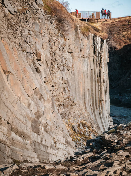 Viewpoint with tourists over narrow basalt columns canyon - Foto, Imagem
