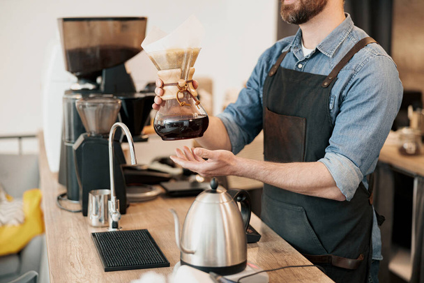 barista kínál szűrő kávé az ügyfél, miközben áll a pultnál - Fotó, kép