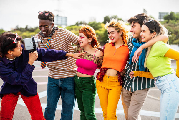 Šťastné mladé rozmanité přátelé baví se starými vintage video kamery venku - Mládež lidé tisícileté generace koncept - Fotografie, Obrázek
