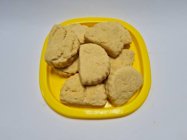 Ez az édes ízű snack nevű sago készült liszt és egyéb összetevők, amelyek barna színű egy sárga tartályban - Fotó, kép