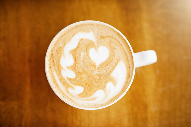 Ne kadar hoş. Kahve dükkanında bir fincan kahvenin yüksek açılı görüntüsü. - Fotoğraf, Görsel