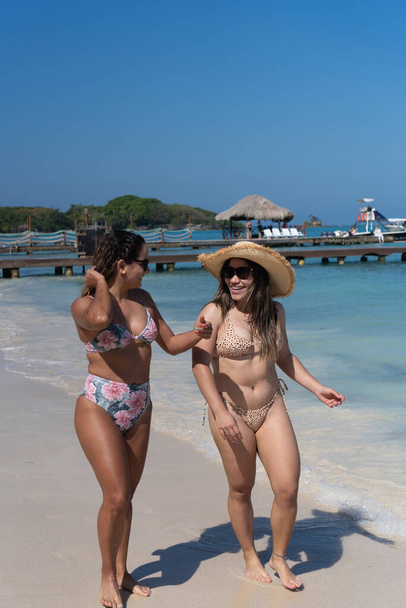 Girlfriends enjoying summer vacations on beach. - Foto, afbeelding
