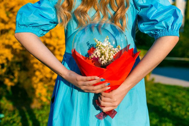 Balão com flores dentro elemento decorativo aniversário casamento valentine na mão meninas. sol de verão - Foto, Imagem
