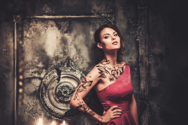 tetovált szép nő, régi kísérteties belső - Fotó, kép