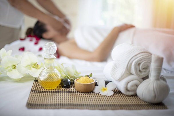 Conjunto de hierbas tailandesas en un masaje relajante hacen buena salud con la mujer asiática acostada en el fondo del masaje. - Foto, imagen