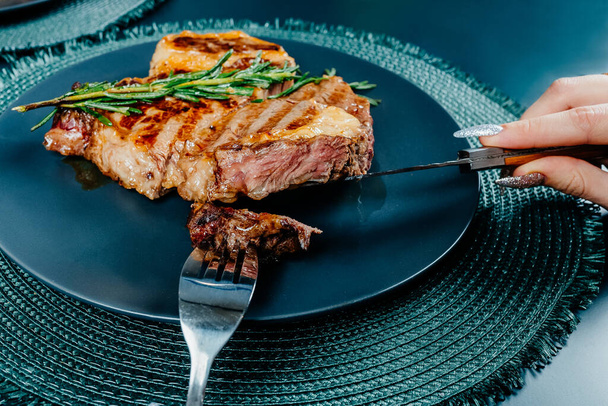 cooked steak on a blue plate - Foto, afbeelding