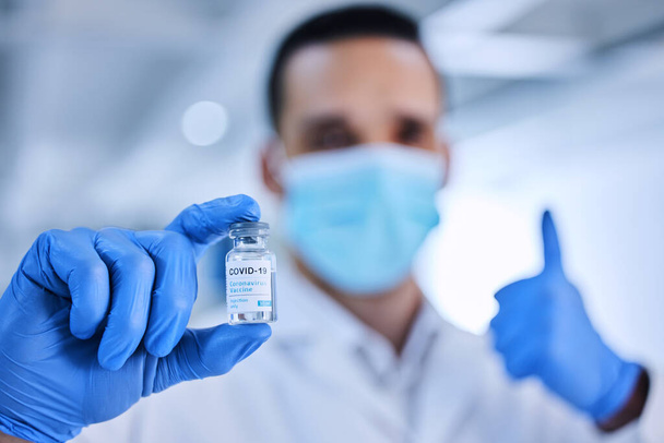 Apoyo totalmente esta vacuna. Fotografía recortada de un científico masculino irreconocible sosteniendo una botella de la vacuna covid 19. - Foto, imagen