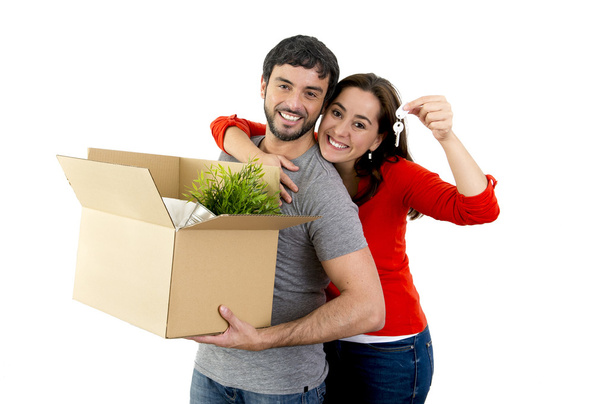 coppia felice che si muove insieme in una nuova casa disimballaggio scatole di cartone
  - Foto, immagini