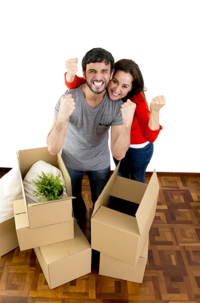 feliz pareja moviéndose juntos en una nueva casa desempacando cajas de cartón
  - Foto, imagen