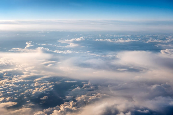 Белые кучевые облака на ясном голубом фоне неба, задний план облаков, текстура пушистых облаков, красивые солнечные облака, иллюстрация озонового слоя, живописная облачная погода, копировальное пространство
 - Фото, изображение
