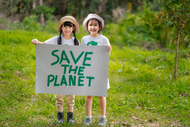 Children join as volunteers for reforestation, earth conservation activities to instill in children a sense of patience and sacrifice, doing good deeds and loving nature. - Foto, afbeelding