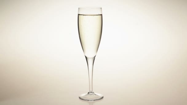 nalévat šampaňské - Záběry, video