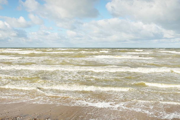 Берег Балтийского моря (песчаные дюны, пляж) после шторма. Драматическое небо, светящиеся облака. Живописные панорамные пейзажи. Природа, окружающая среда, экология, экотуризм, туризм, туризм - Фото, изображение