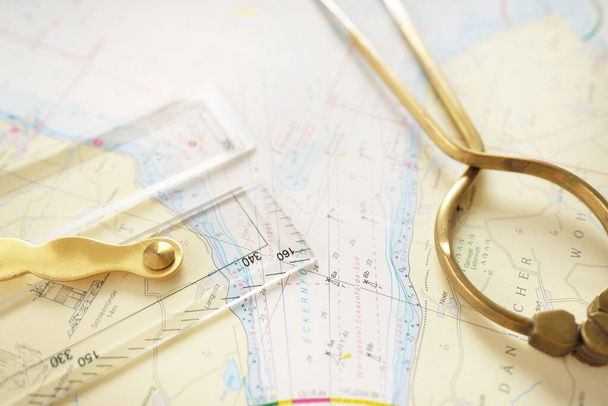 Antika W HC 6 "pirinç bölme kalibreleri denizcilik navigasyon şeması aracı, paralel cetvel, yakın plan beyaz harita. Klasik natürmort. Yelkencilik, seyahat aksesuarları. Planlama, kavram sanatı - Fotoğraf, Görsel