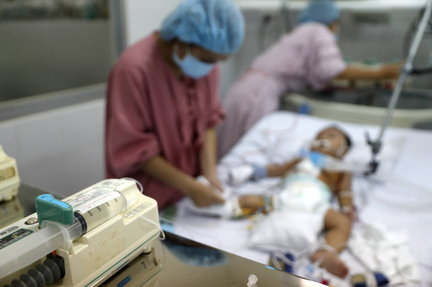 Tam Duc Cardiology Hospital. Pediatric ward.  Intensive care unit.  Ho Chi Minh City. Vietnam.  - Foto, Imagen