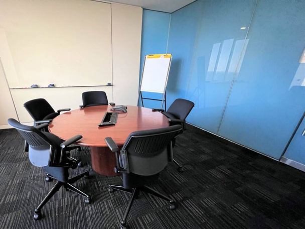 Blank meeting room with copy space on the right hand side - Foto, Imagen