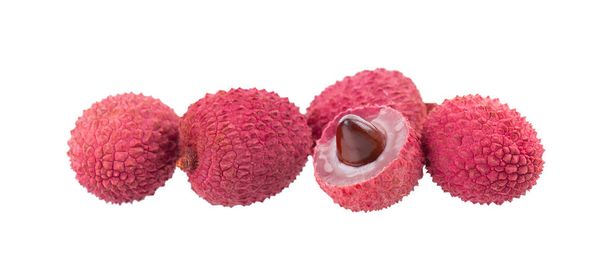 Lychee fruit geïsoleerd op witte achtergrond. Tropisch exotisch vers rijp fruit. Een Litchi chinensis. Knippad. - Foto, afbeelding