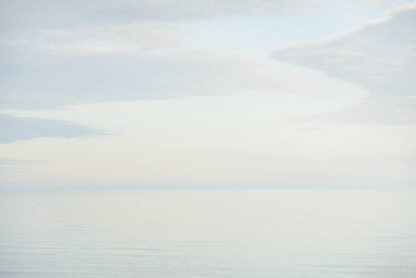 Mer Baltique par une journée ensoleillée. Ciel dégagé. Paysage marin idyllique. Nature, vacances, loisirs. écotourisme. Vue panoramique - Photo, image