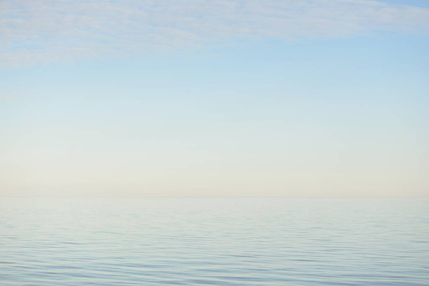 Pobřeží Baltského moře za slunečného dne. Jasná obloha. Idylický plášť. Příroda, dovolená, rekreace. ekoturistika. Panoramatický pohled - Fotografie, Obrázek
