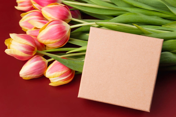 Craft gift box mockup with a bouquet of tulips - Φωτογραφία, εικόνα