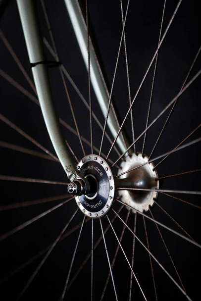 Bicycle wheel. Close-up.  Vung Tau. Vietnam.  - Foto, Imagen
