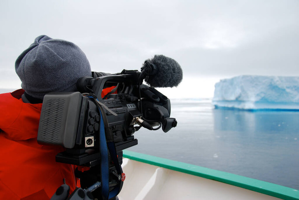 氷山の撮影カメラマン - 写真・画像