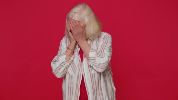 Starsza kobieta zamyka oczy z ręką pokazując stop gest, zdezorientowany nieśmiały boi się patrzeć, wstyd, nieśmiały - Materiał filmowy, wideo