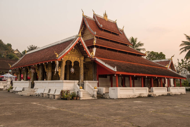 Wat Mai Suwannaphumaham or Wat Mai (New Monastery) is one of the biggest and most beautiful temples in Luang Prabang, Laos at evening. - Фото, изображение