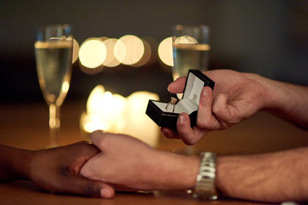 Perfektní prsten pro perfektní okamžik. Vystřižená fotka muže, který požádal svou přítelkyni o ruku se zásnubním prstenem v krabici. - Fotografie, Obrázek