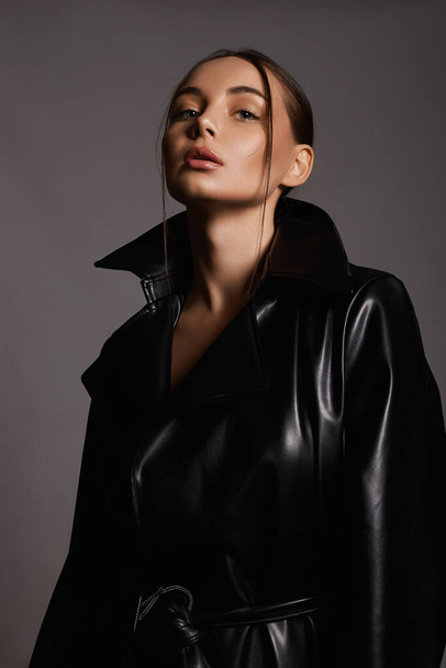 fashion portrait of Beautiful woman in leather trench coat. beauty passion brunette girl - Foto, Imagen