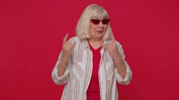 Überglückliche Frau zeigt Rock n Roll Geste an den Händen, cooles Zeichen, schreit yeah mit verrücktem Gesicht - Filmmaterial, Video