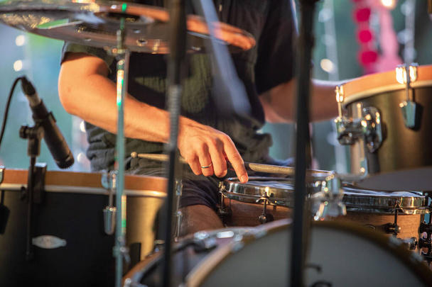 concert instrumenten drums gitaar microfoon scene close up - Foto, afbeelding