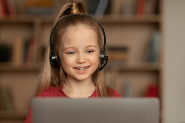 Uczennica Wideo Połączenie Noszenie słuchawki Rozmowa z laptopem w domu - Zdjęcie, obraz